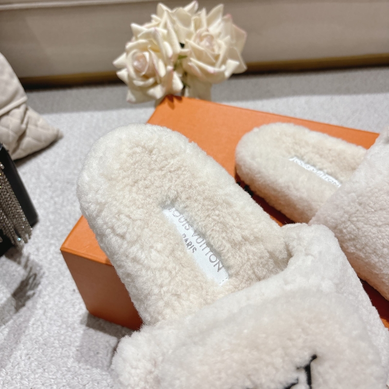 l0vis Vvtt0n slippers